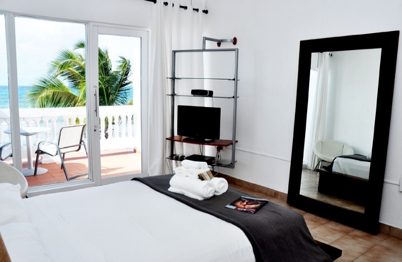 Bravo Beach Hotel room bathroom with amenities