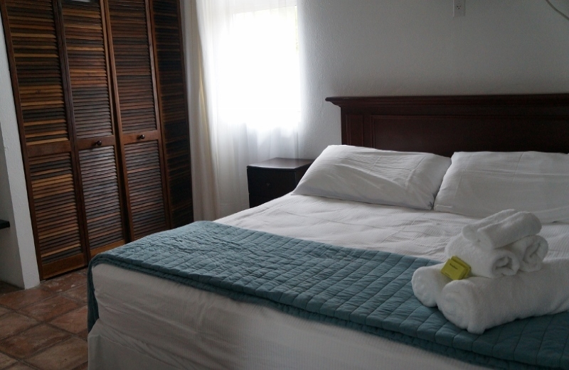 Villa Bravo full kitchen and dining area